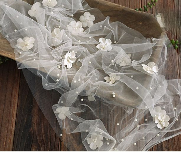 Vanille und Türkis: Bezaubernde feine Chiffontücher mit Blüten und Perlen