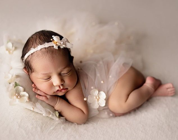 Vanille und Türkis: Bezaubernde feine Chiffontücher mit Blüten und Perlen